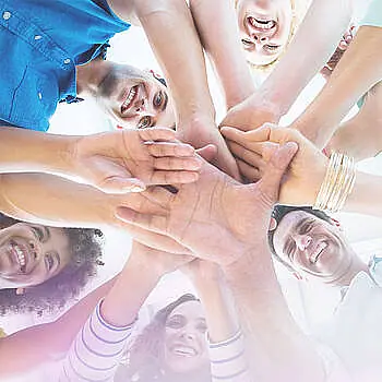 Unternehmensspende - Gesichter Menschen Hände gemeinsam etwas schaffen